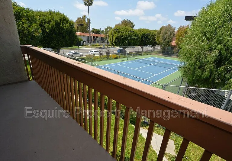564 Rosewood Ave — Photo 16