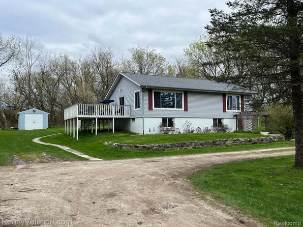 5522 Hemingway Lake Rd, Otter Lake, MI 48464