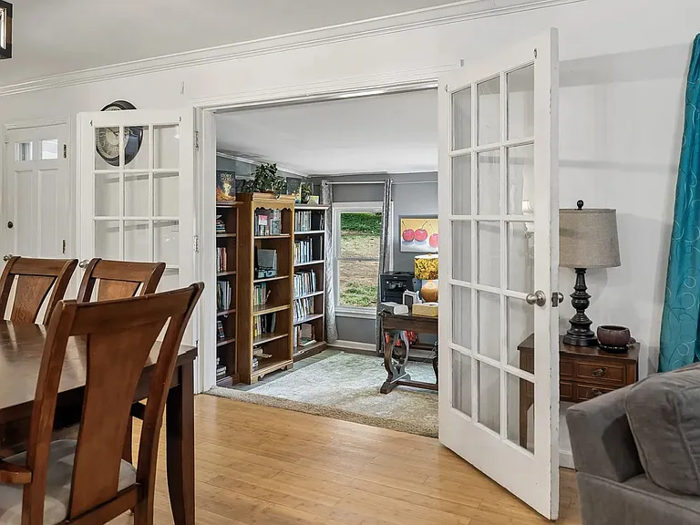 225 London Ln — Photo 18