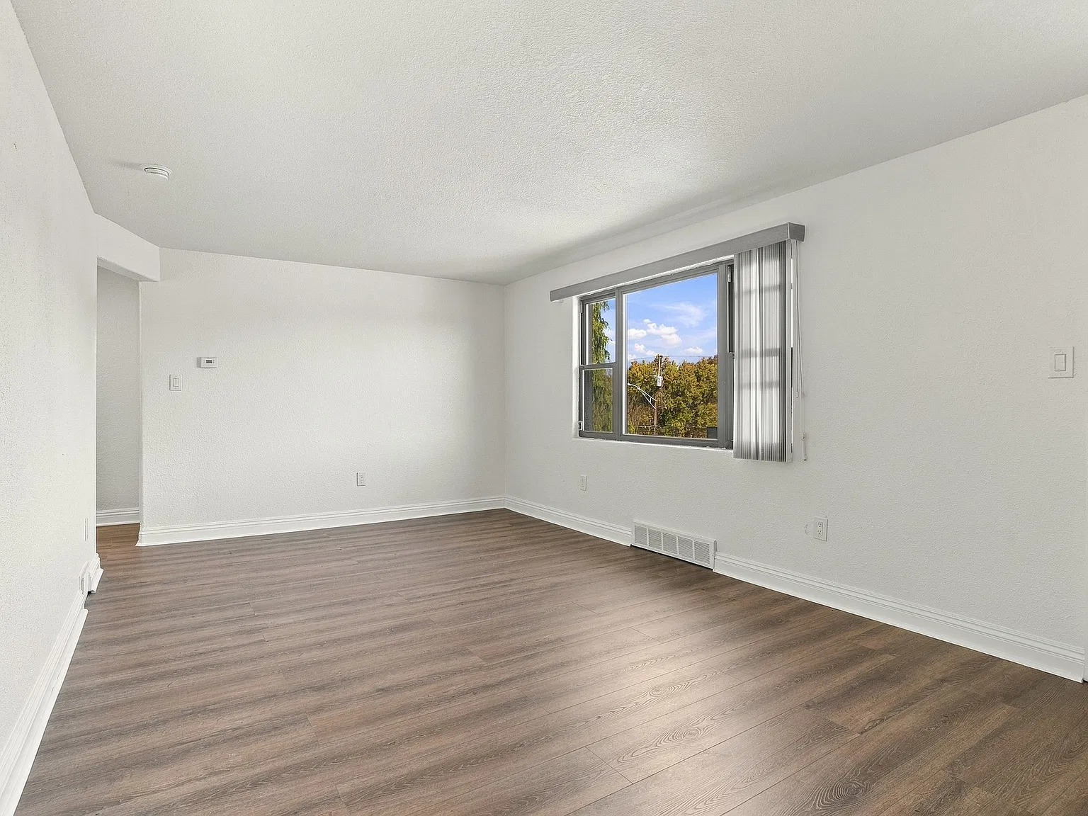 6 bed, 2.5 bath, 2450 sqft, $3,400 — Photo 2