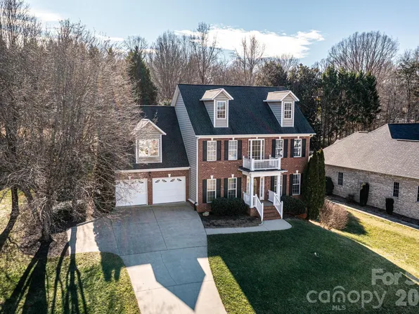 5045 Old River Dr, Hickory, NC 28602