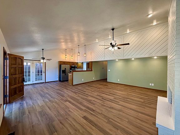 4th image of 1711 Surrey Ln