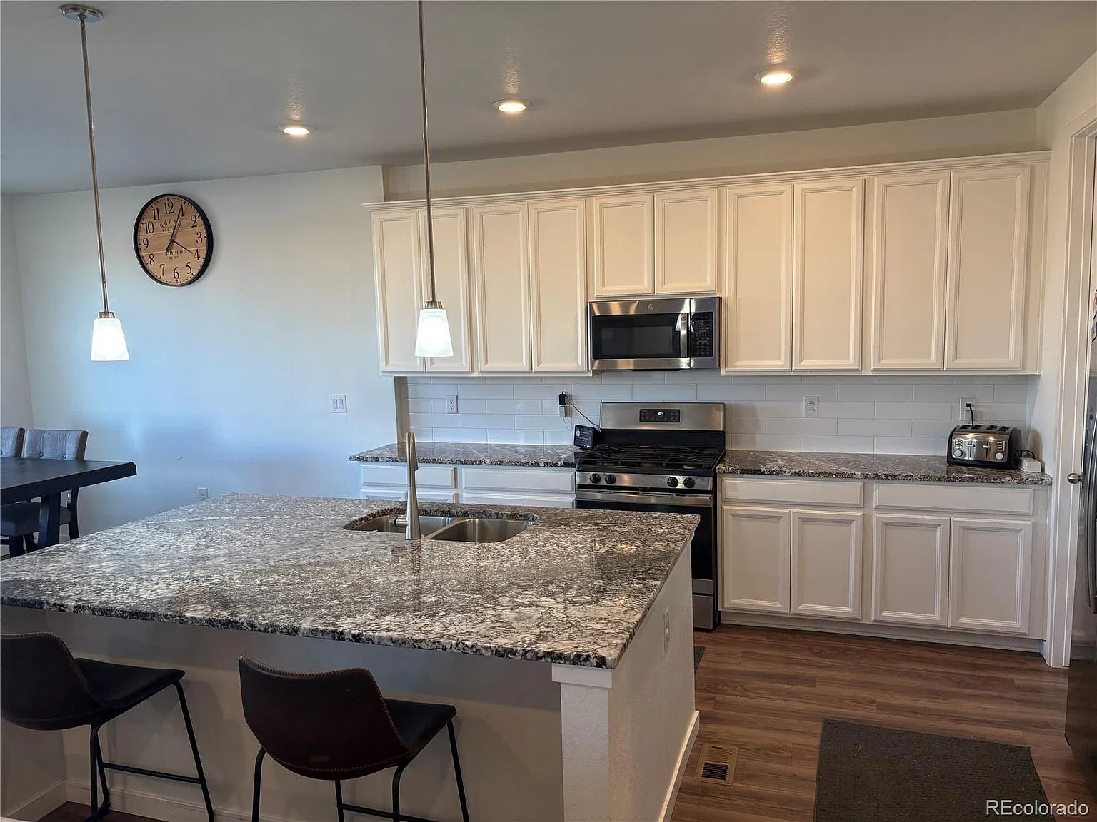 4 bed, 4.0 bath, 2282 sqft, $3,200 — Photo 2