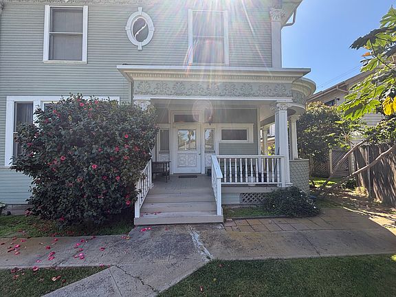 3rd image of 325 W De La Guerra St