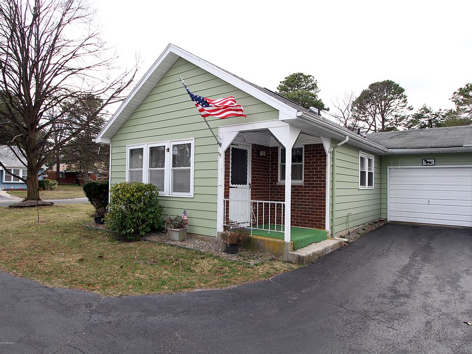 1st image of 7B Lexington Dr