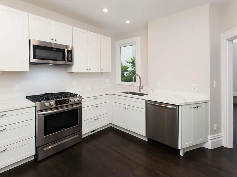 1080 Filbert St — Photo 4