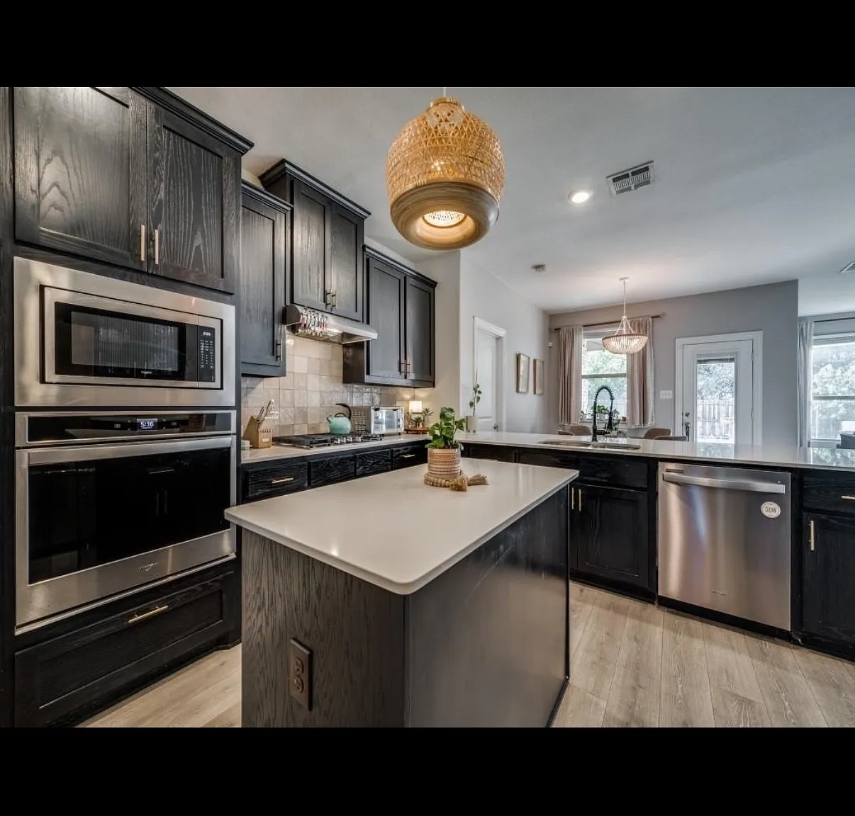 5 bed, 2935 sqft, $3,855 — Photo 3