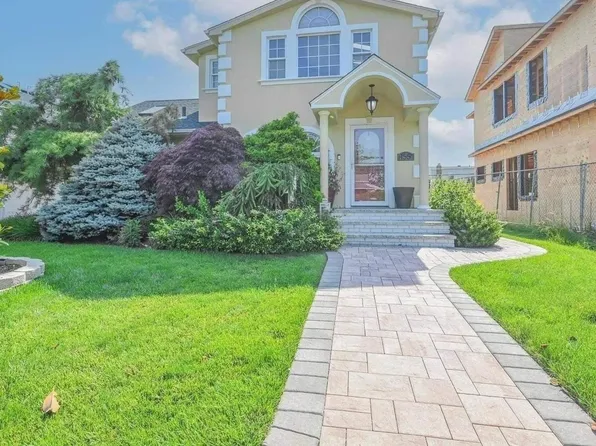 155 Pollok Place, Syosset, NY 11791