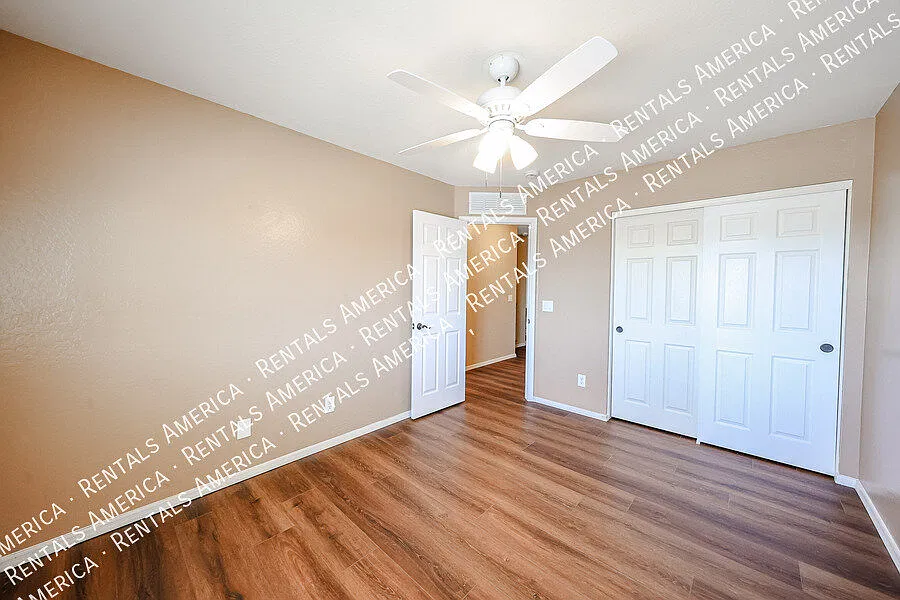 Beautiful 4 bdrm w/Pool and Solar panels! — Photo 4