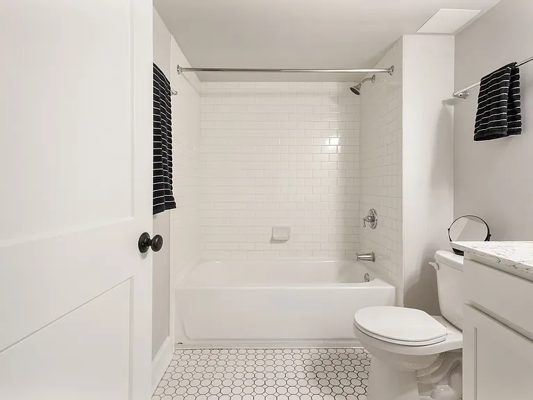 Buckingham & Balmoral Apartments — Photo 25