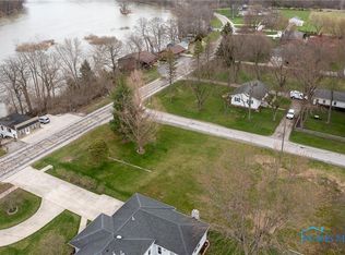 23609 W River Rd, Grand Rapids, OH 43522