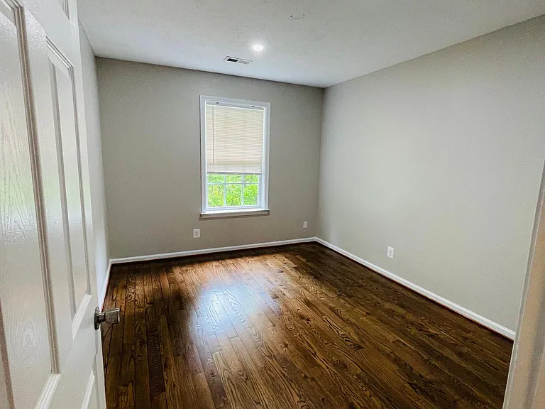 302 Regina Ln — Photo 9