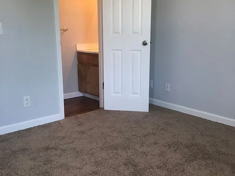 Pioneer Apartments — Photo 40