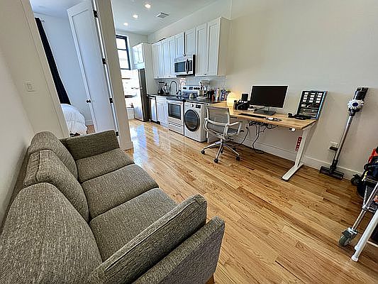 5th image of 574 Manhattan Ave #4