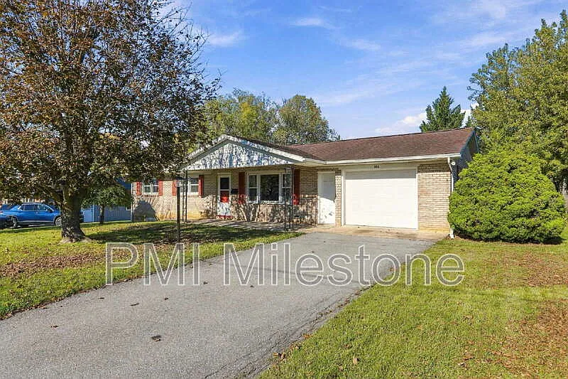 4 bed, 1.5 bath, 1851 sqft, $1,994 — Photo 2