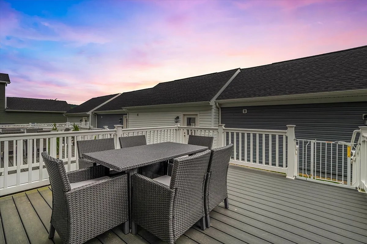3 bed, 3.5 bath, 2714 sqft, $3,000 — Photo 3