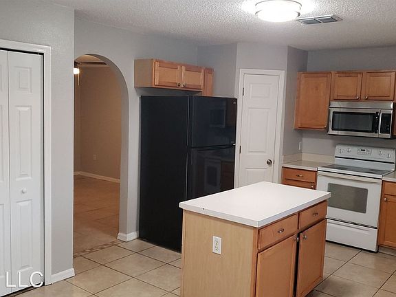 3rd image of 4915 Fiske Cir