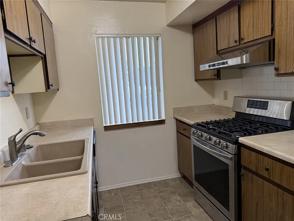 2 bed, 888 sqft, $2,100 — Photo 4