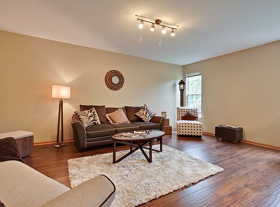 4th image of 2272 Claremont Ln