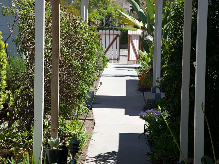 917 E Gutierrez St #917B — Photo 16