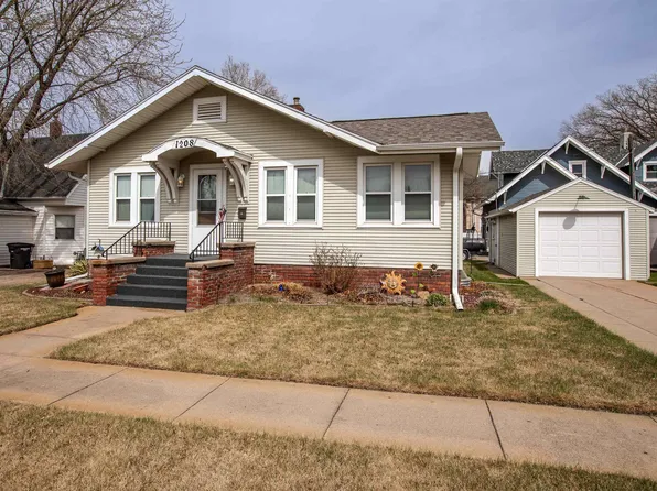 1208 W 6th St, Hastings, NE 68901