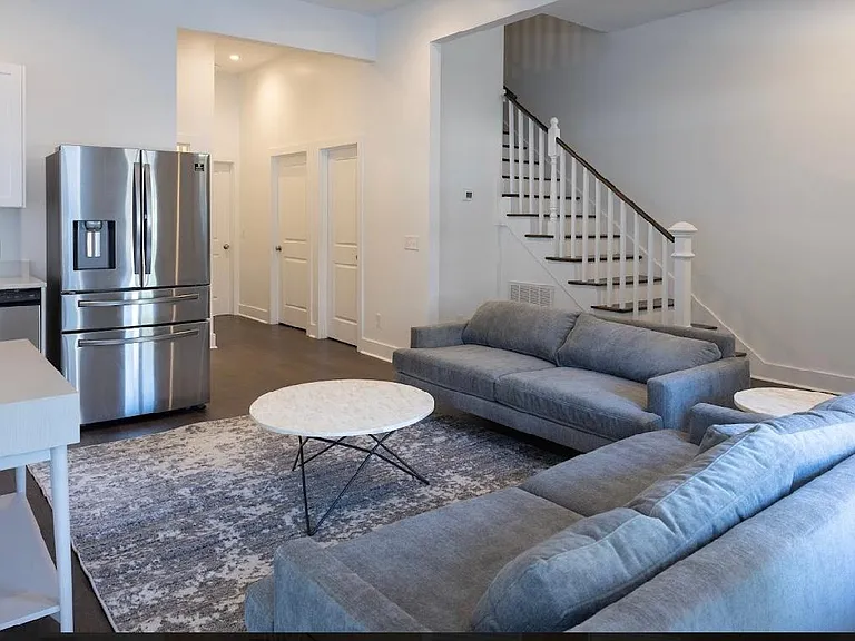2207 Barnard St — Photo 5