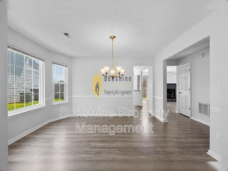 1486 Berkshire Dr — Photo 3