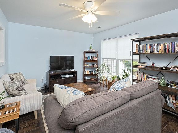 5th image of 102 Hartford Ct