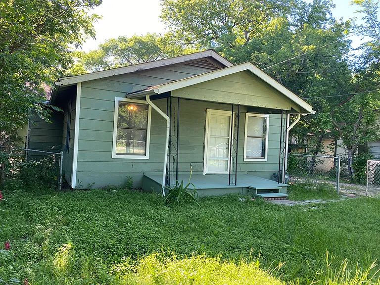 215 S Tatum Ave — Photo 2