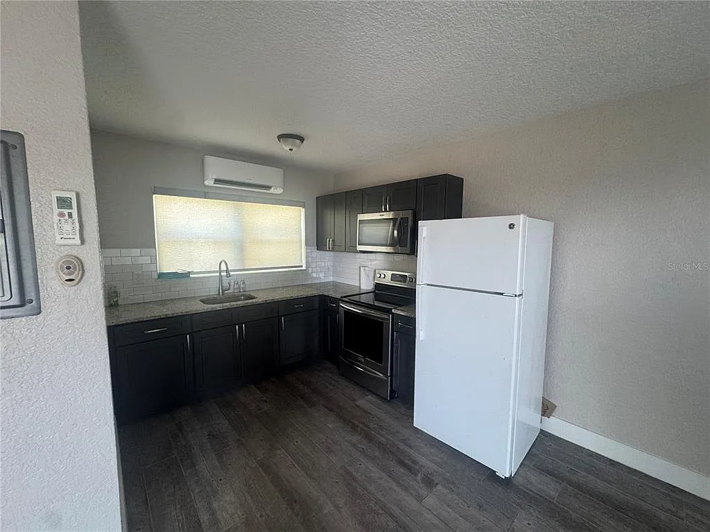 Studio, 1.0 bath, 324 sqft, $1,250 — Photo 3