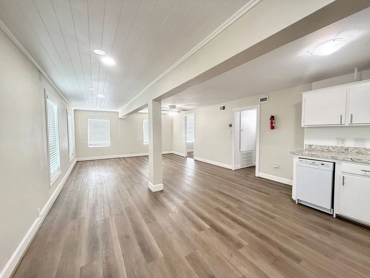 Adorable 2/1 Home in Surfside !! — Photo 3