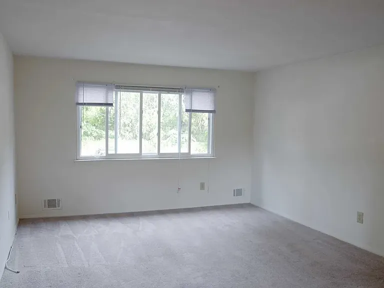 Towne Oaks Apartments — Photo 22
