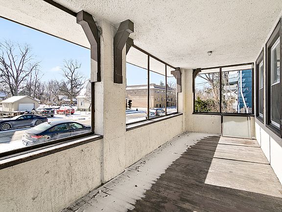 4th image of 1295 E Merchant St