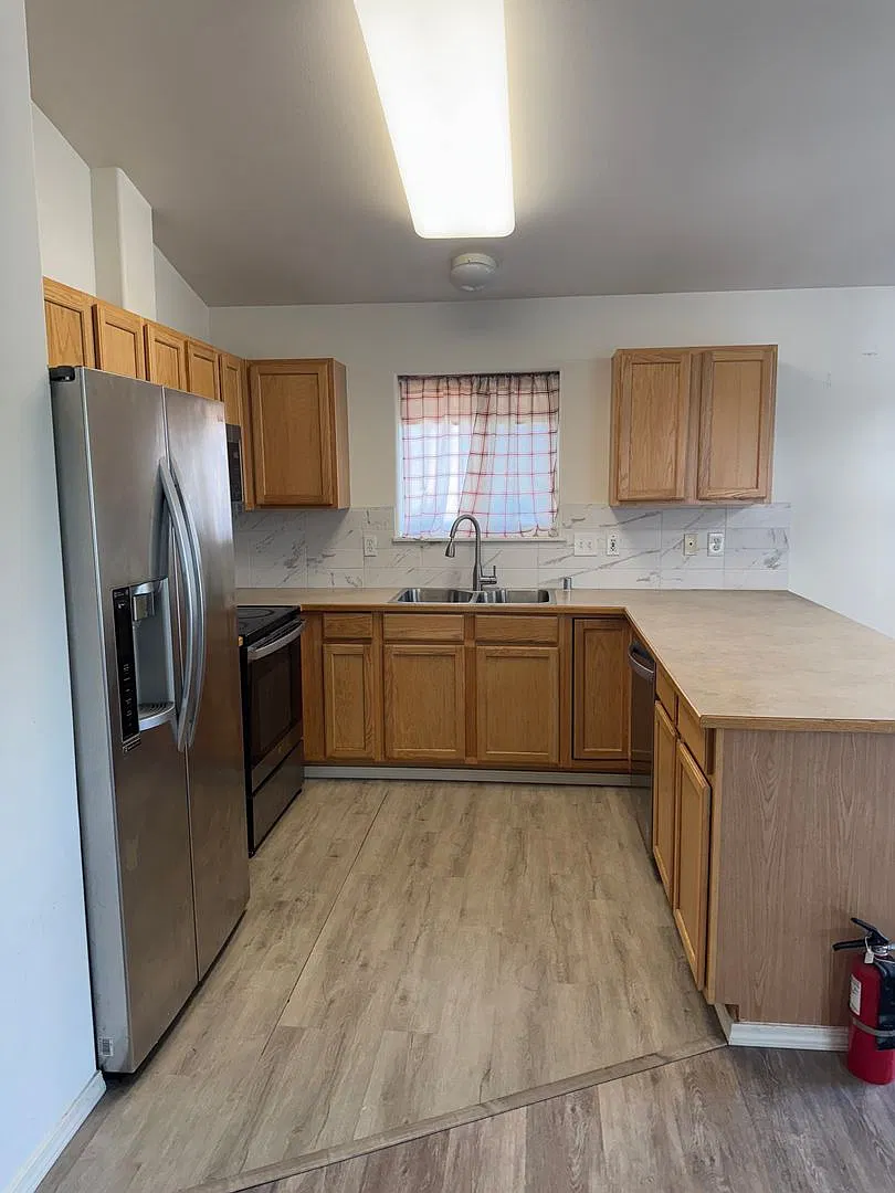 3 bedroom home conveniently located — Photo 4