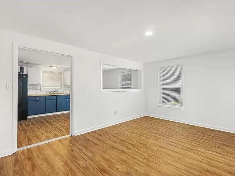 2528 Glenbrook Dr — Photo 3