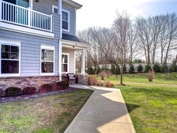 215 Summer Circle #215, East Northport, NY 11731