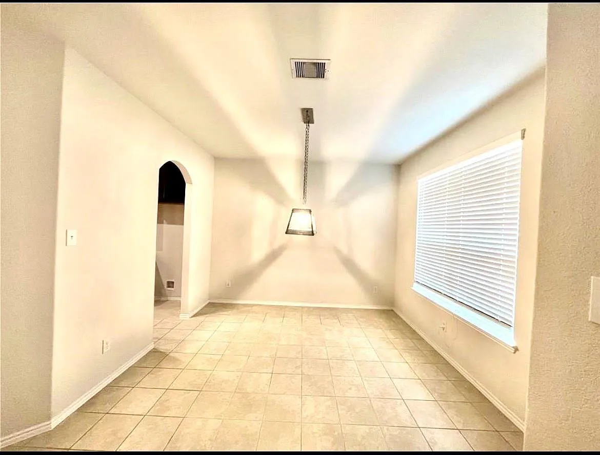 4 bed, 2.5 bath, 2620 sqft, $2,700 — Photo 3