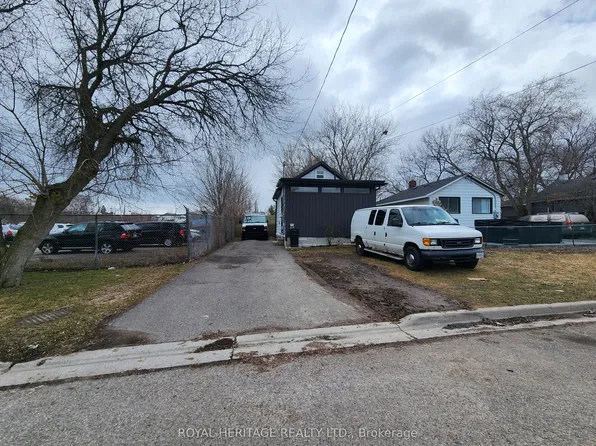 203 Valencia Rd, Oshawa, ON L1J 1P2