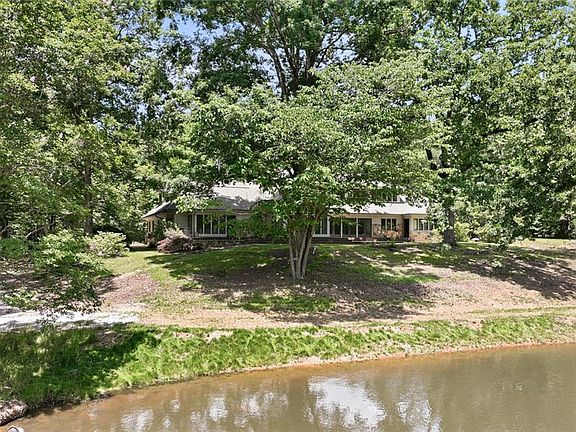 5th image of 3735 Smithtown Rd