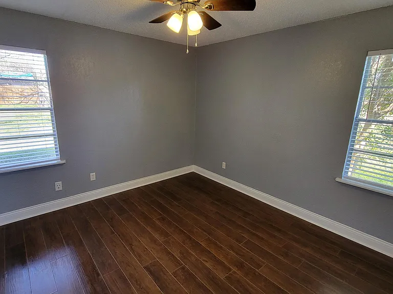 402 W Odell St — Photo 15