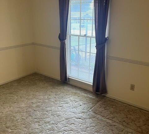 4th image of 2203 Leeds Dr