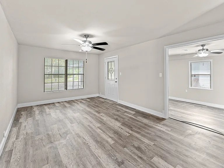 5860 Tracyne Dr — Photo 2