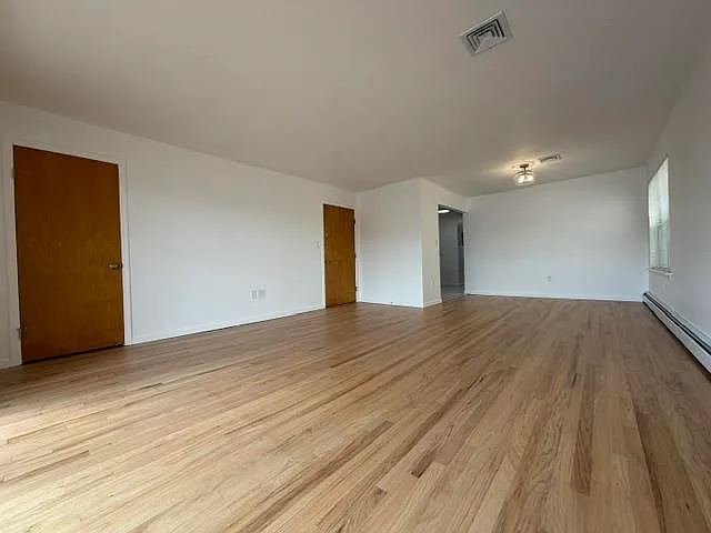 3 bed, 2.0 bath, 1300 sqft, $3,500 — Photo 4