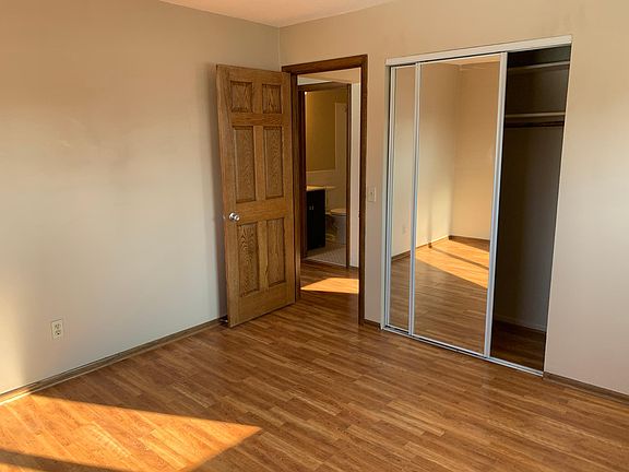 4th image of 915 23rd Ave NE #303