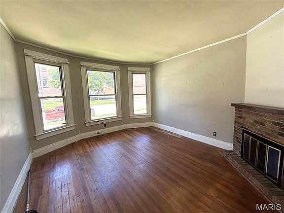 5th image of 224 N Elm St