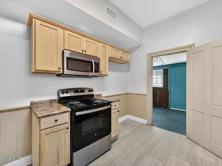 1102 Phillips St — Photo 12