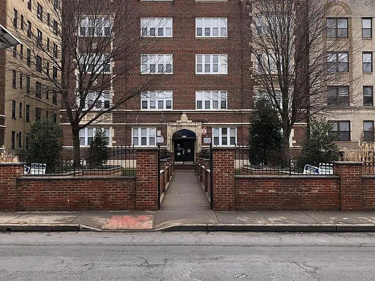 164 S Harrison Street — Photo 2