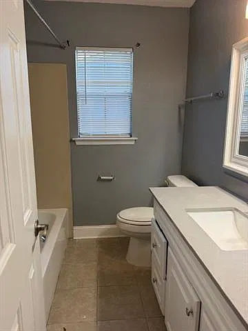 3 bed, 2.0 bath, 2600 sqft, $1,600 — Photo 2