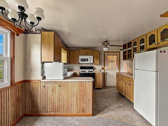 5th image of 452 Docia St