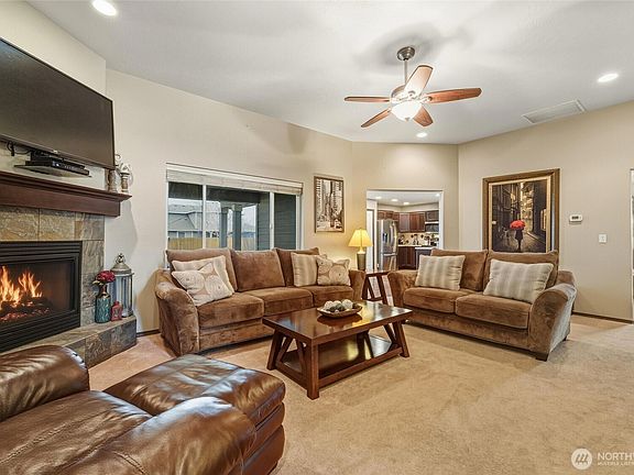 4th image of 221 Chapelwood Avenue